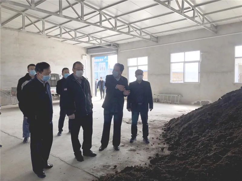 （调研组查看CG电子自主出产的有机肥料）